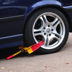 Wheel clamp for wheels including 2 keys