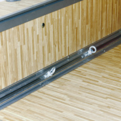 Corner mounting kit for the rear garage