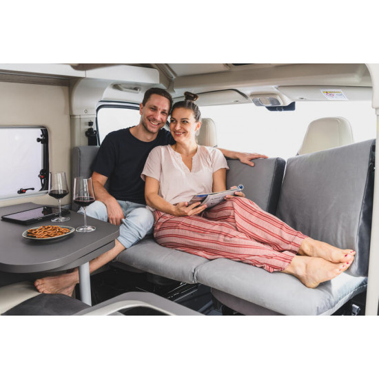 Additional sofa/bench for driver's cab