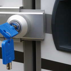 Additional and surface-mounted lock set for motorhomes