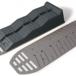 Ramp leveling plate