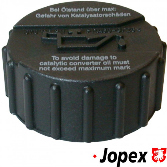 Locking cover for oil filler pipe